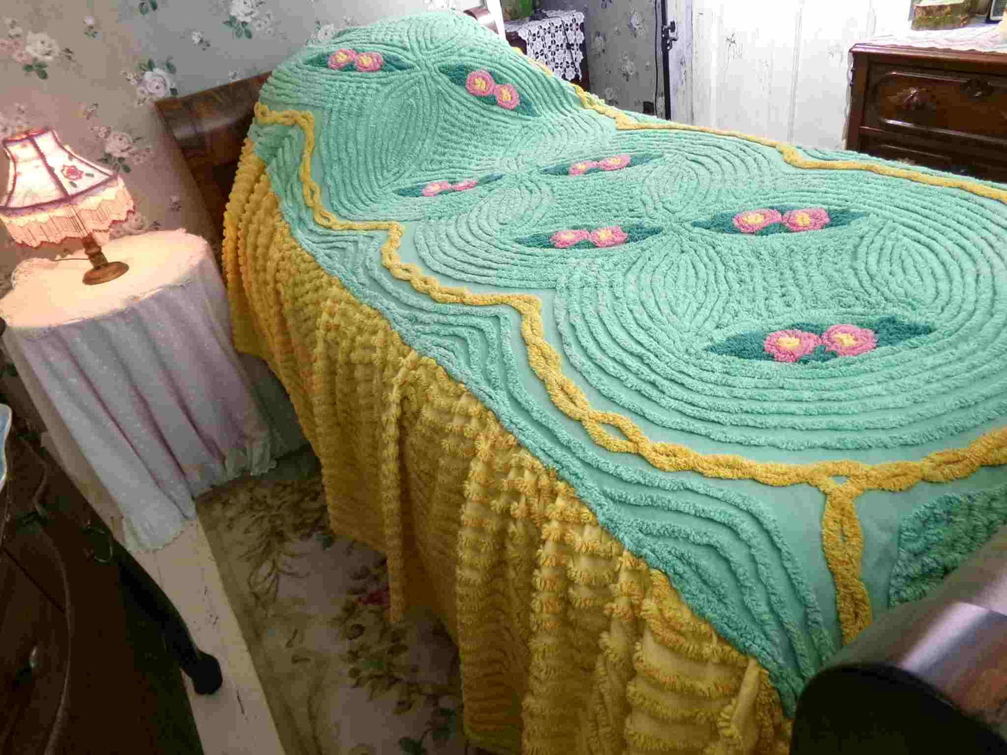 glowing gold & green chenille bedspread with pink roses, attached ruffle skirt sides, twin size vintage cottage style bedding