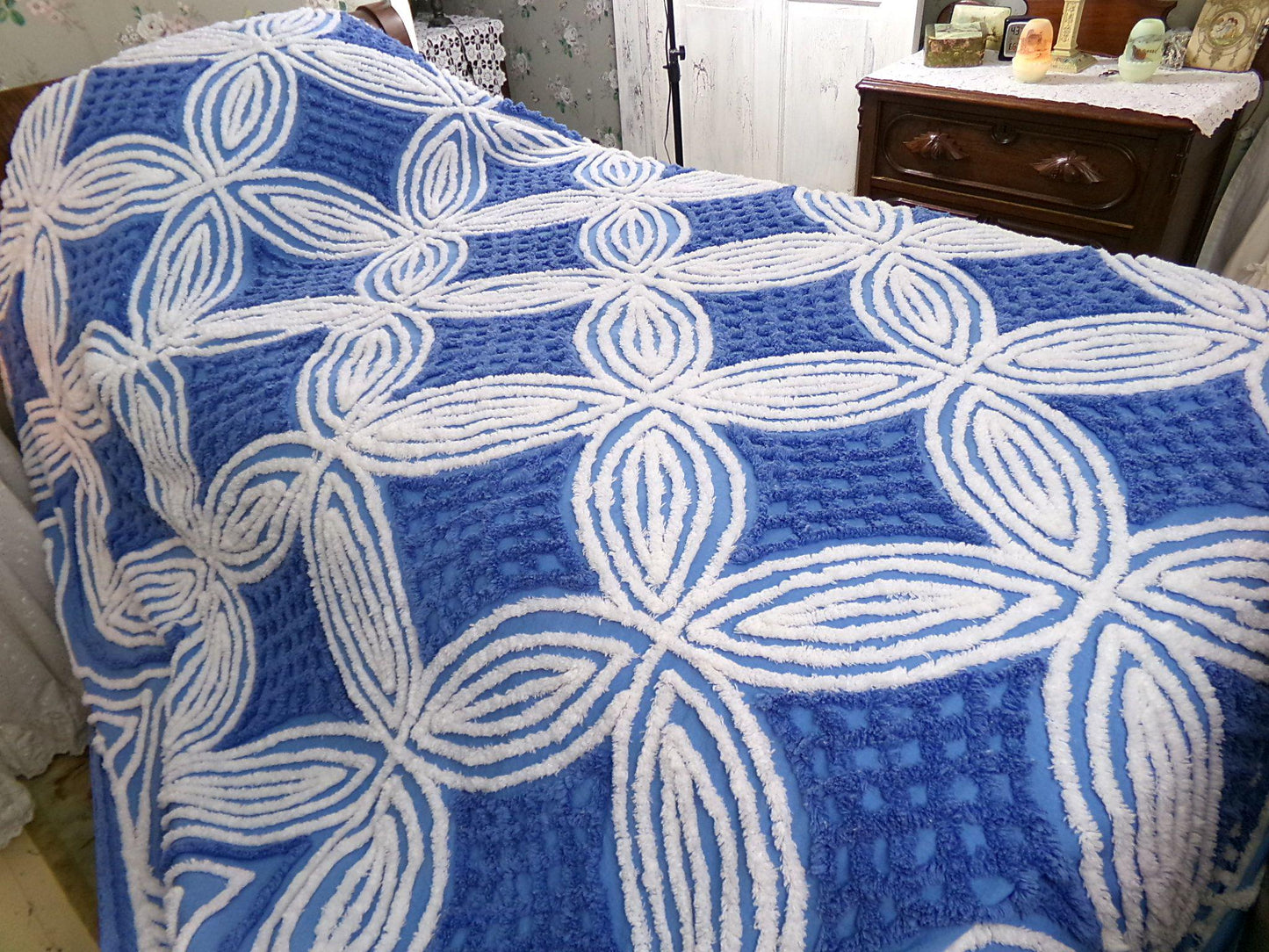 coastal style vintage chenille bedding, full size cotton bedspread in dramatic blue & white wedding ring design
