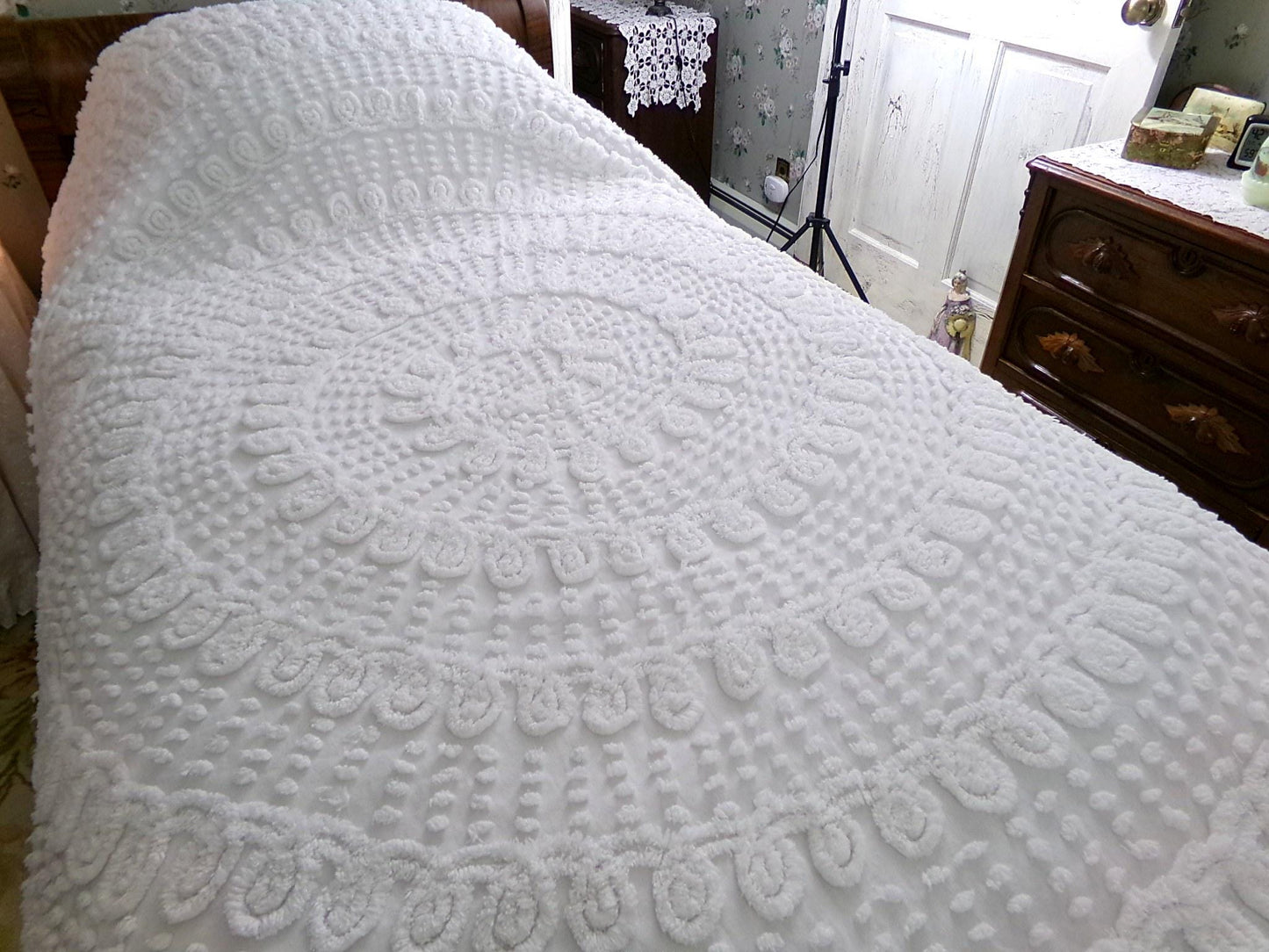 labyrinth white vintage chenille bedspread, elaborate swirl pop design, fringe accents, full size bedding