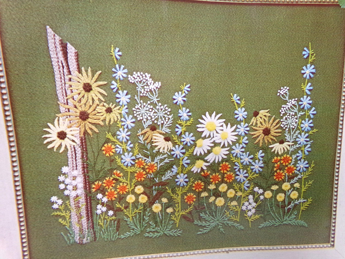 WILD and BEAUTIFUL Vintage Crewel Stitchery Kit, Paragon Needlecraft 0544