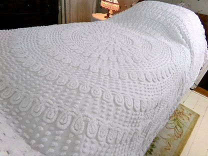labyrinth white vintage chenille bedspread, elaborate swirl pop design, fringe accents, full size bedding