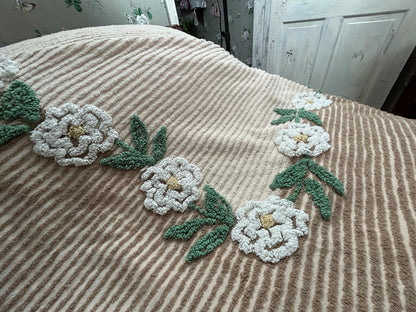 Vintage Chenille Bedspread Neutral Tan White Floral Rose Vine Cottage Farmhouse, FULL Sz