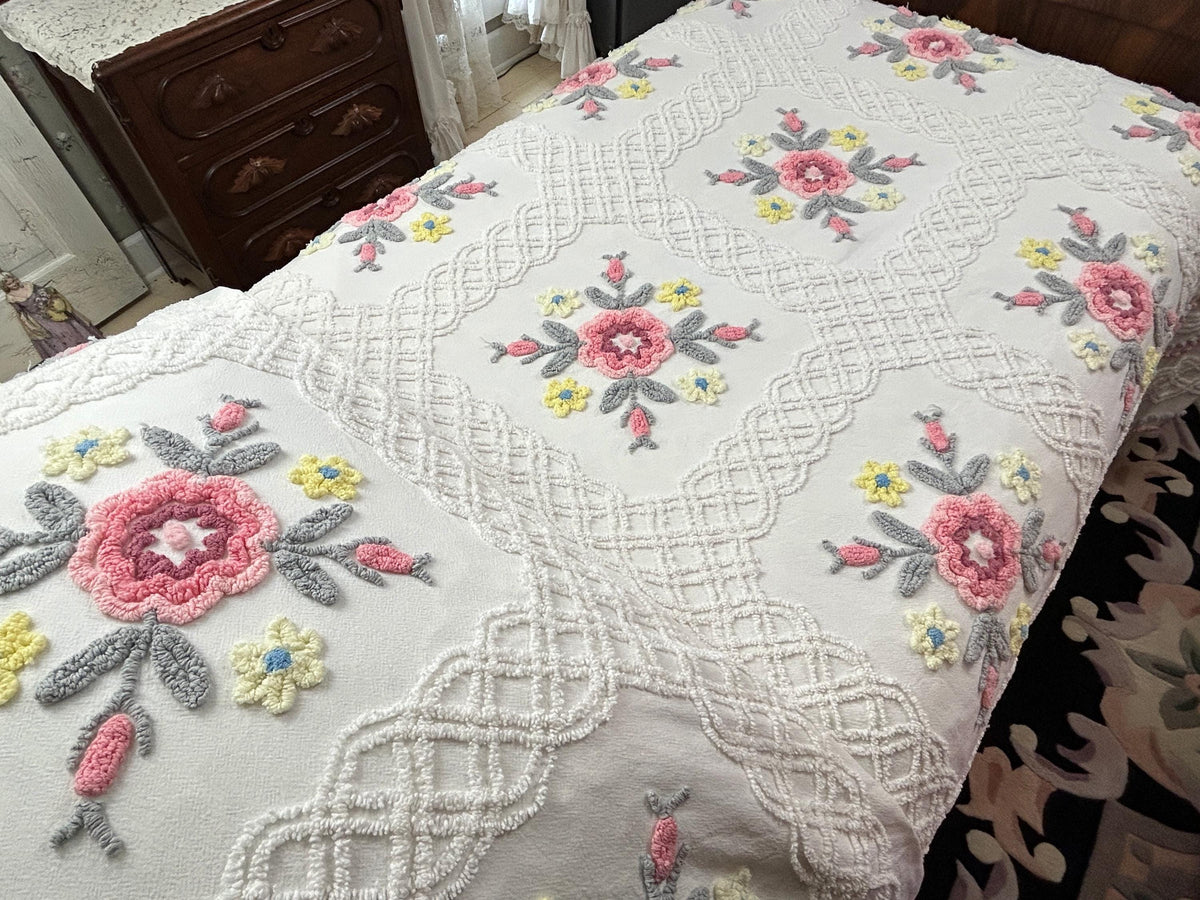 Vintage Chenille Bedspread Farmhouse Quilt Style Rose Floral Medallions Full Sz