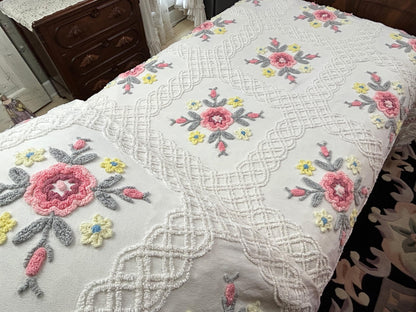 Vintage Chenille Bedspread Farmhouse Quilt Style Rose Floral Medallions Full Sz