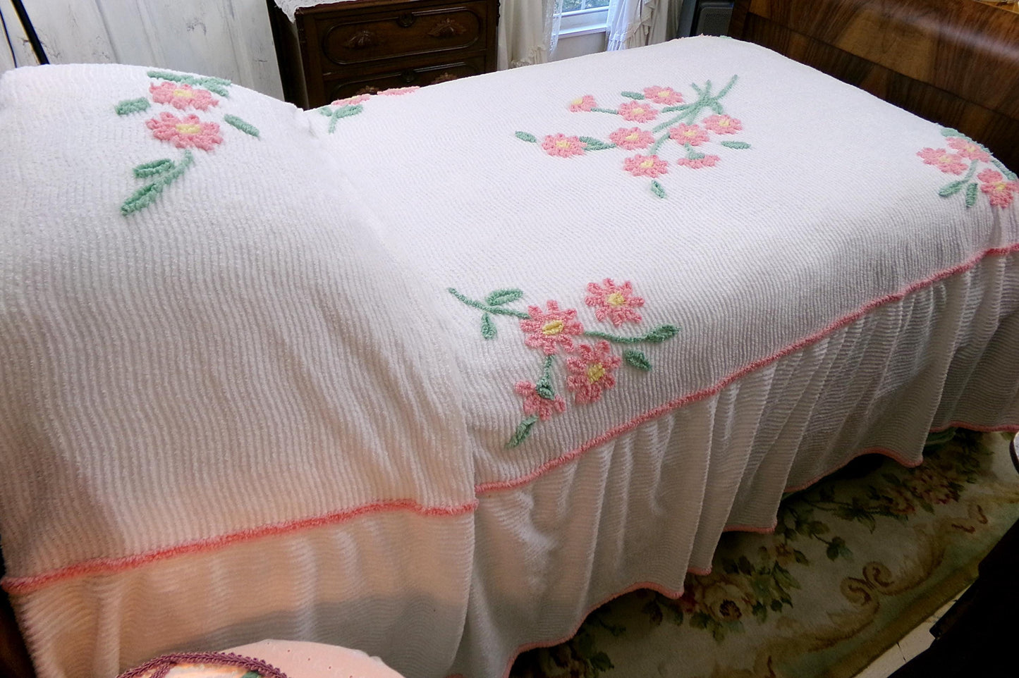 vintage chenille bedspread: scattered pink daisies on white cotton, full size lightweight summer coverlet, ruffle skirt
