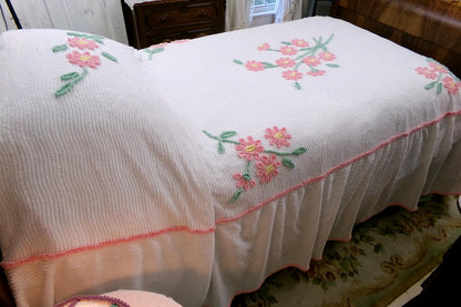 vintage chenille bedspread: scattered pink daisies on white cotton, full size lightweight summer coverlet, ruffle skirt