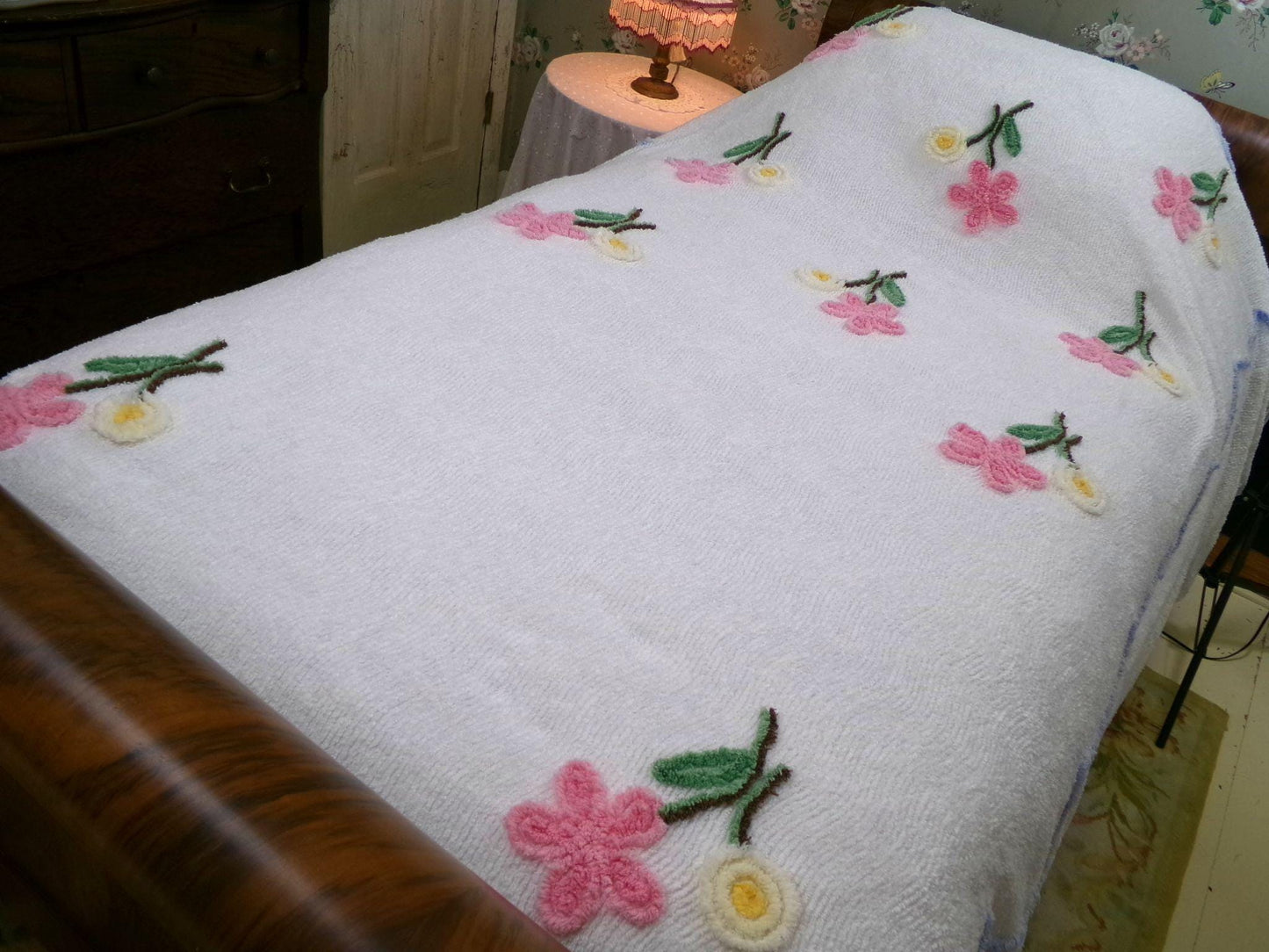 flower shower vintage chenille bedspread, pink daisies on white full size cotton coverlet, lightweight summer bedding, great for layering