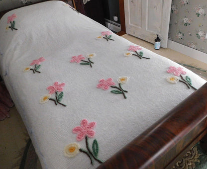 flower shower vintage chenille bedspread, pink daisies on white full size cotton coverlet, lightweight summer bedding, great for layering