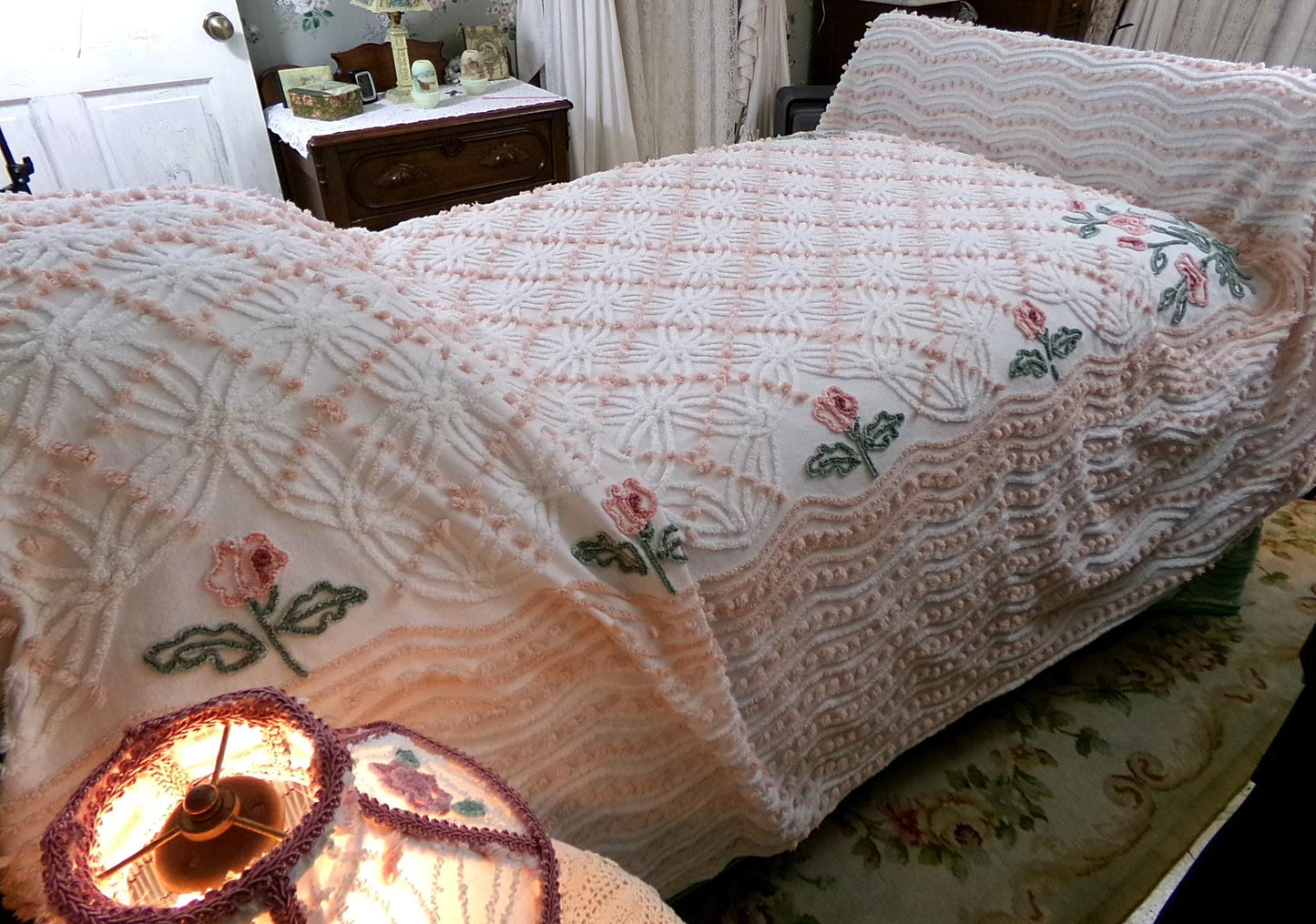 vintage summer romance chenille bedspread, pink roses on white cotton coverlet with pops & wedding rings, full size cottage bedding
