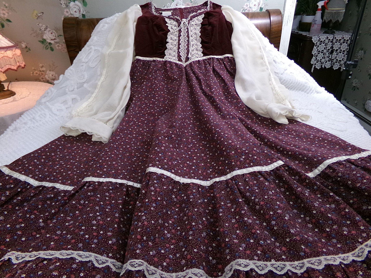 gorgeous vintage Gunne Sax corset dress, velvet bodice 1970s prairie style midi wine calico print with sheer sleeves, XXS