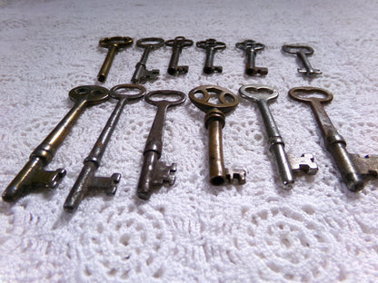 Antique skeleton keys vintage old lot of 12 mixed metal, steampunk victorian