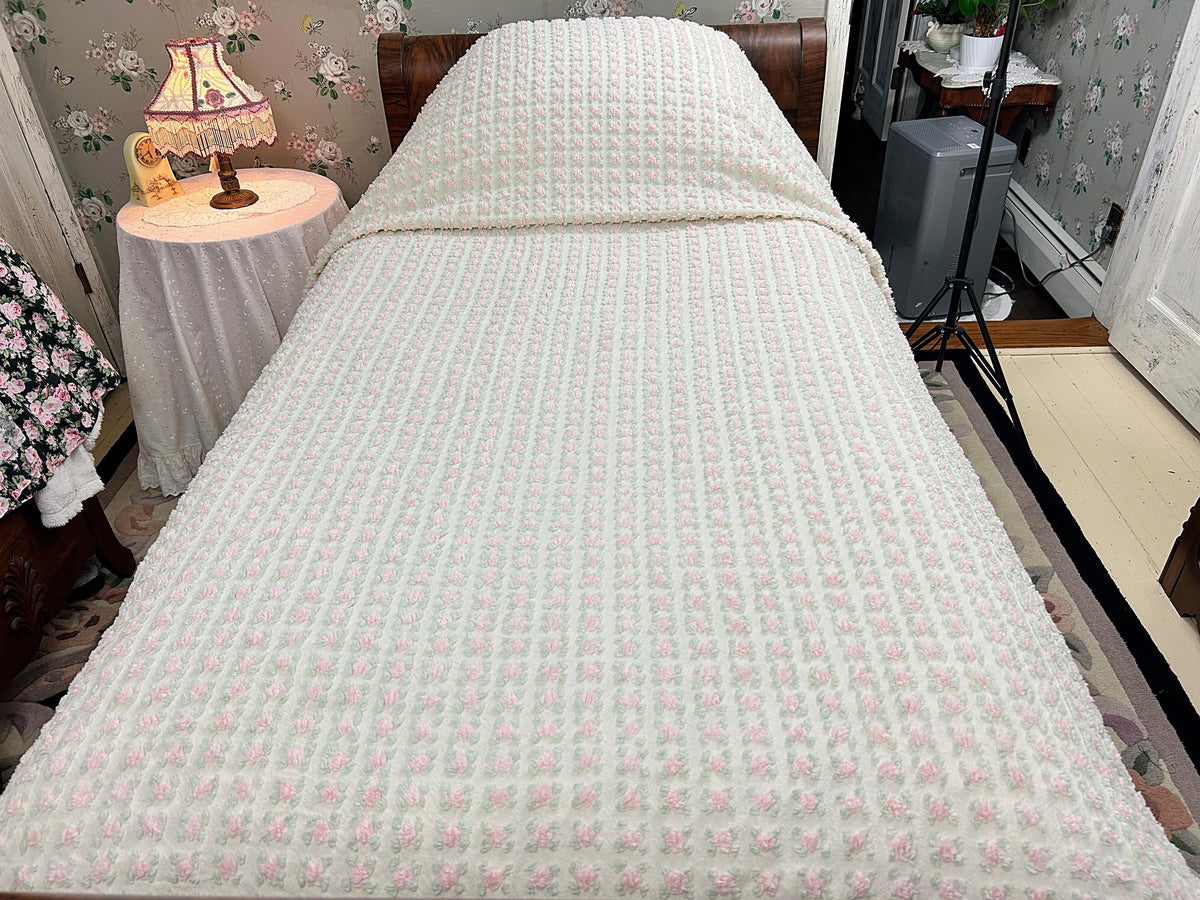 Vintage Pink Rosebud Chenille Bedspread Shabby Cottage Fringe Coverlet Full/Queen