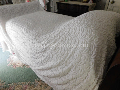 White Ivy Berry Vintage Chenille Bedspread, Full Size Cotton Bedding with Fringe, Tagged Hofmann Textiles