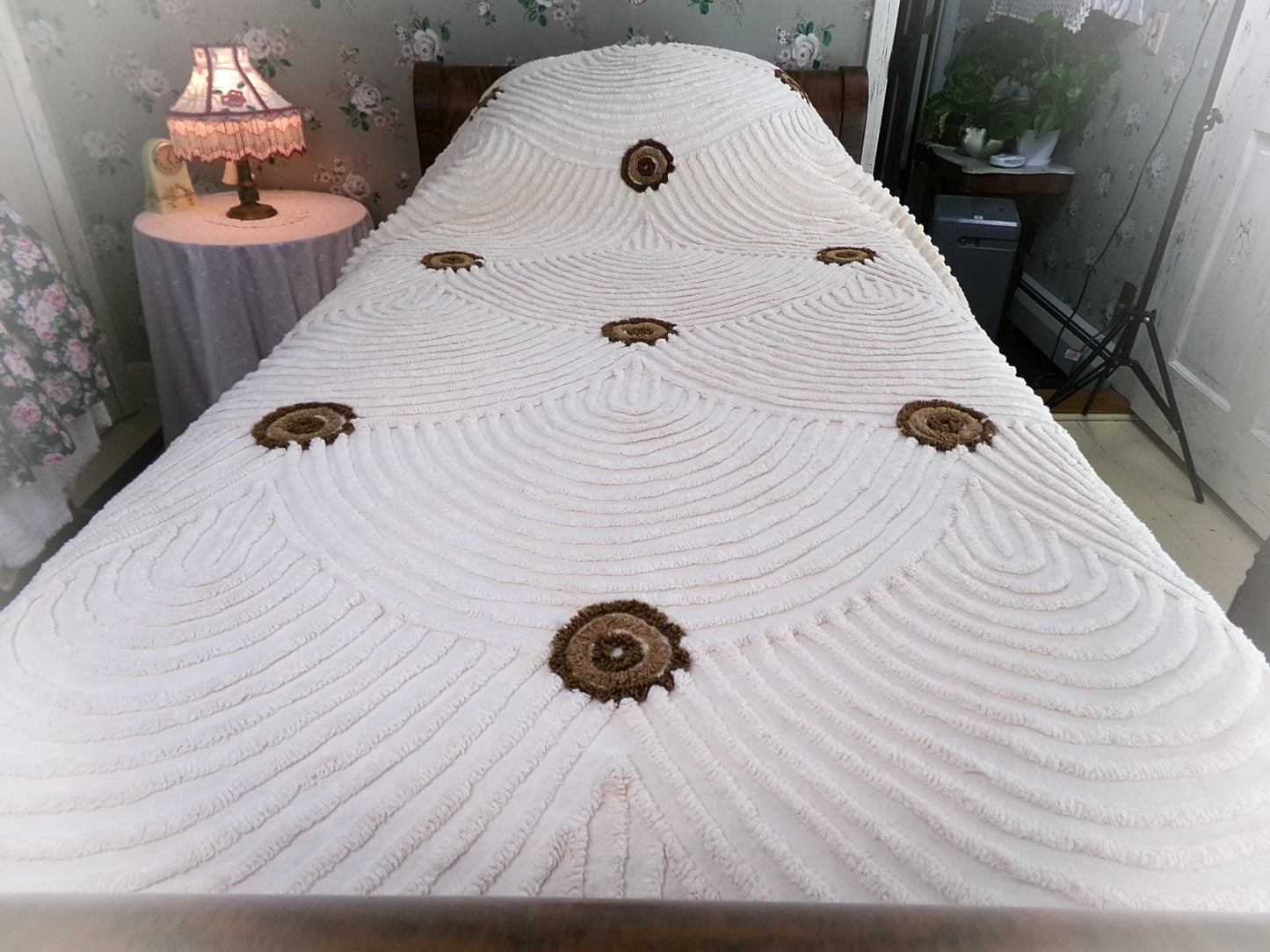 Vintage Chenille Bedspread Scalloped Shell Design Brown Donut Medallions, FULL Size