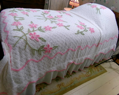 vintage white & pink chenille bedspread, climbing cottage flowers on a vine, full size cotton summer bedding w/ ruffle skirt