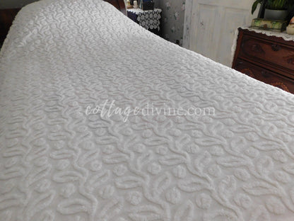 White Ivy Berry Vintage Chenille Bedspread, Full Size Cotton Bedding with Fringe, Tagged Hofmann Textiles