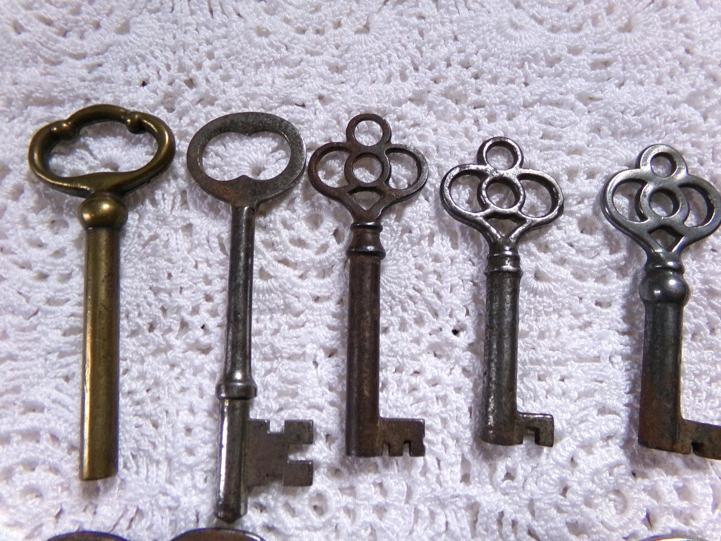 Antique skeleton keys vintage old lot of 12 mixed metal, steampunk victorian