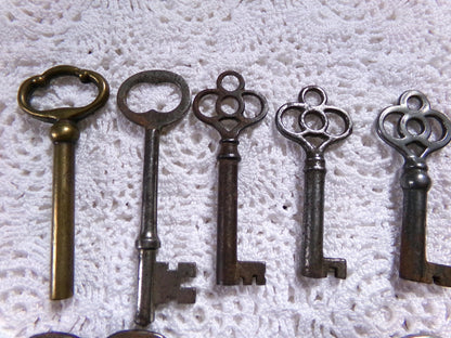 Antique skeleton keys vintage old lot of 12 mixed metal, steampunk victorian