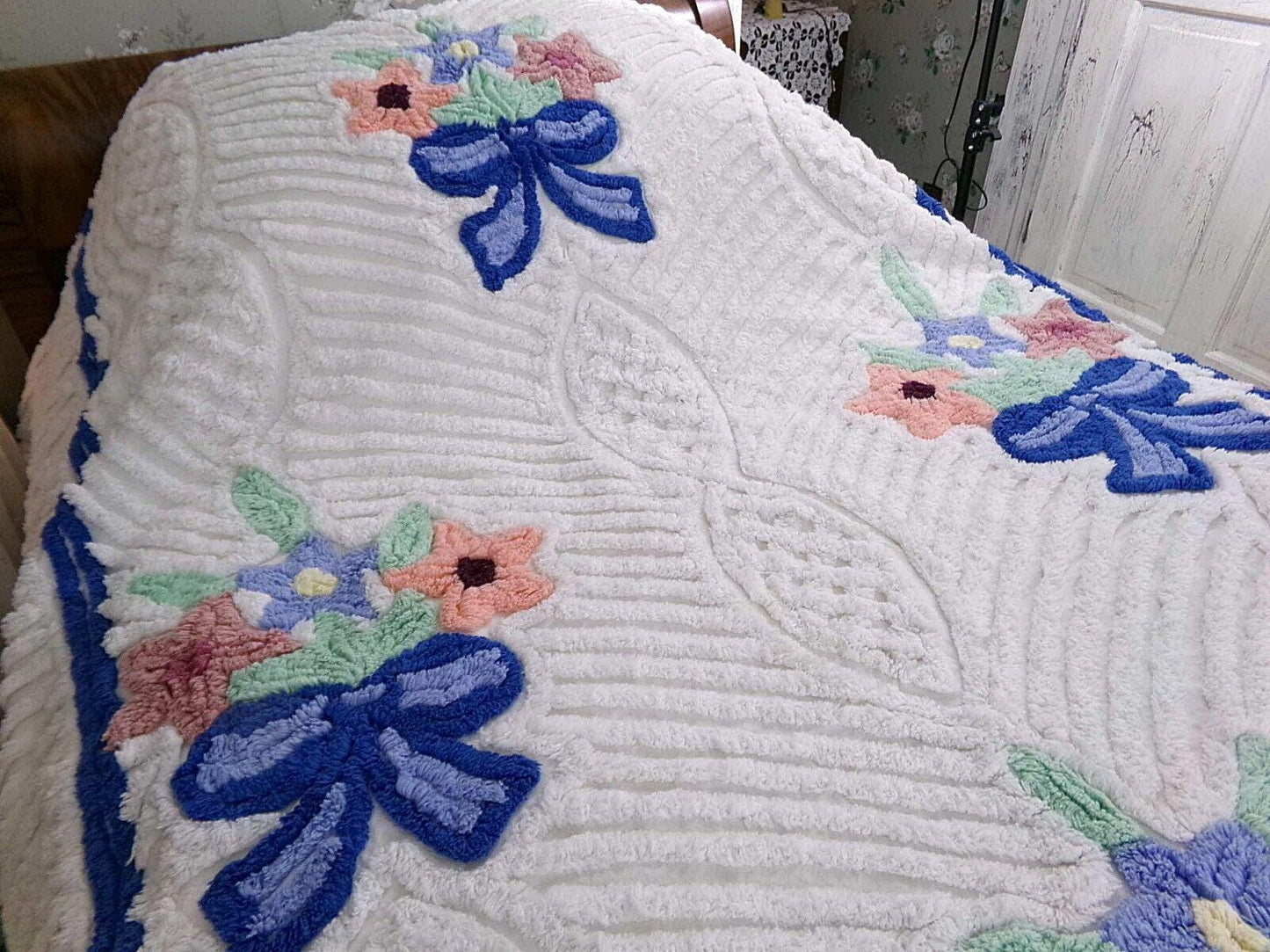 Charming Vintage Chenille Bedspread Plush Bow Flower Bouquets, Twin Size White Cotton Bedding