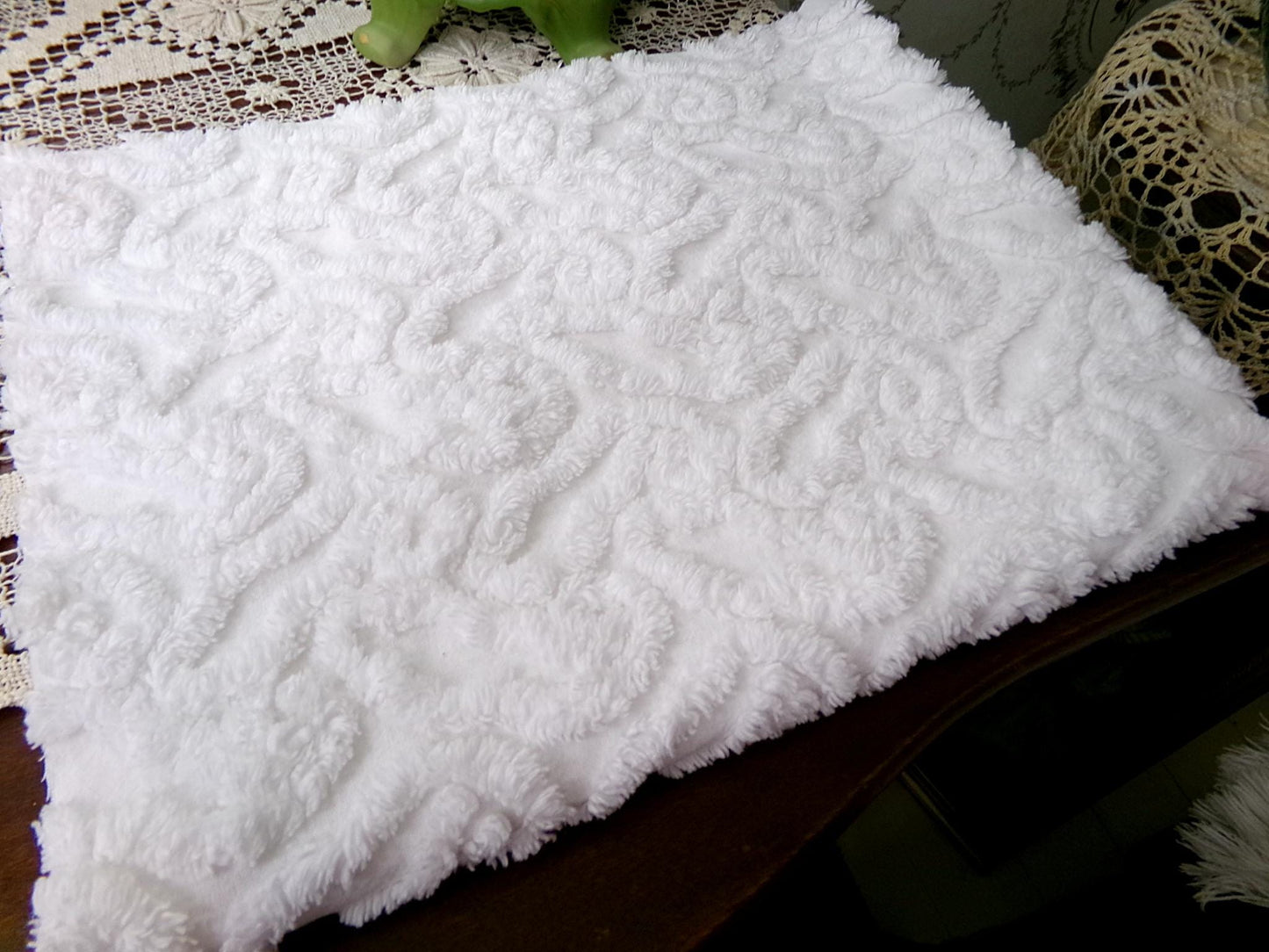 Vintage White Chenille Fabric Interlocking Infinity Eternity Symbol Pattern, 18" x 24"