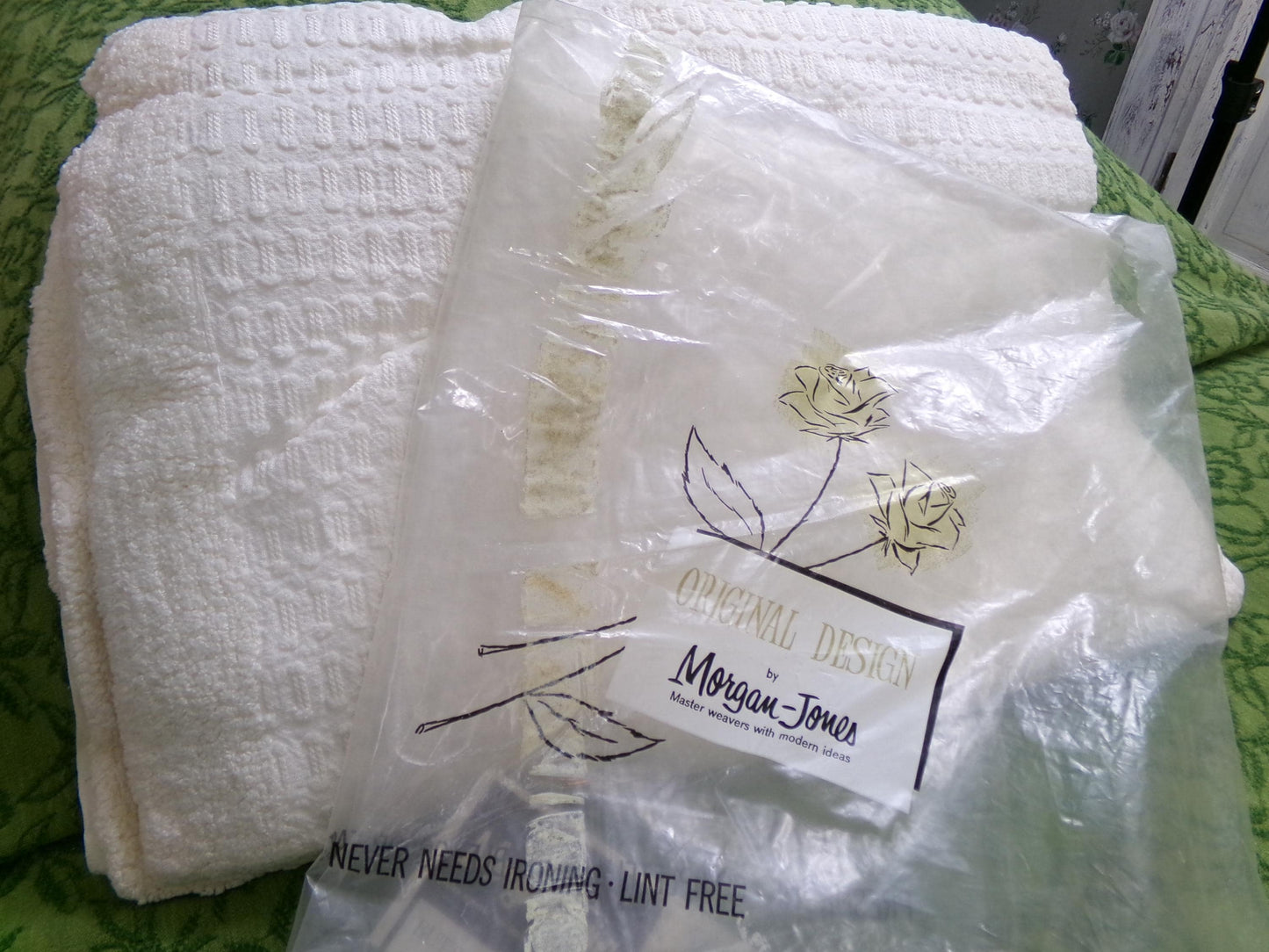 Vintage Morgan Jones Chenille Bedspread, White Buttons 'n Bows Texture TWIN Sz Bedding