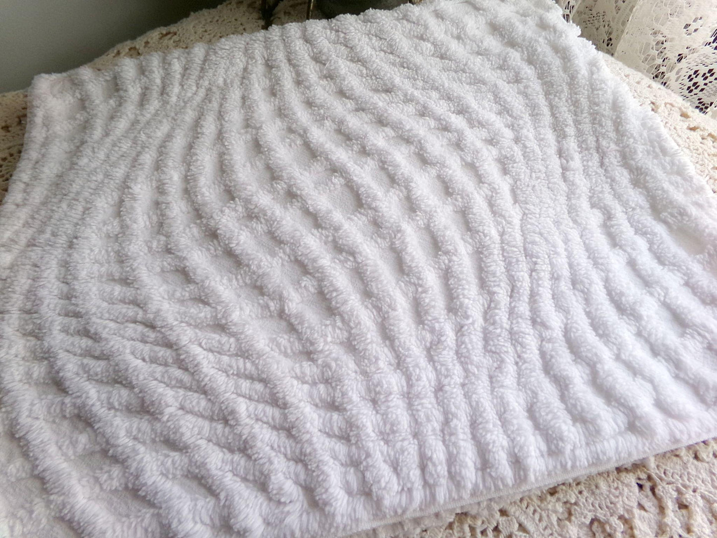 intense illusion white vintage chenille fabric, plush webbed optic illusion design, 21" x 25" inch piece of quilt & sewing material