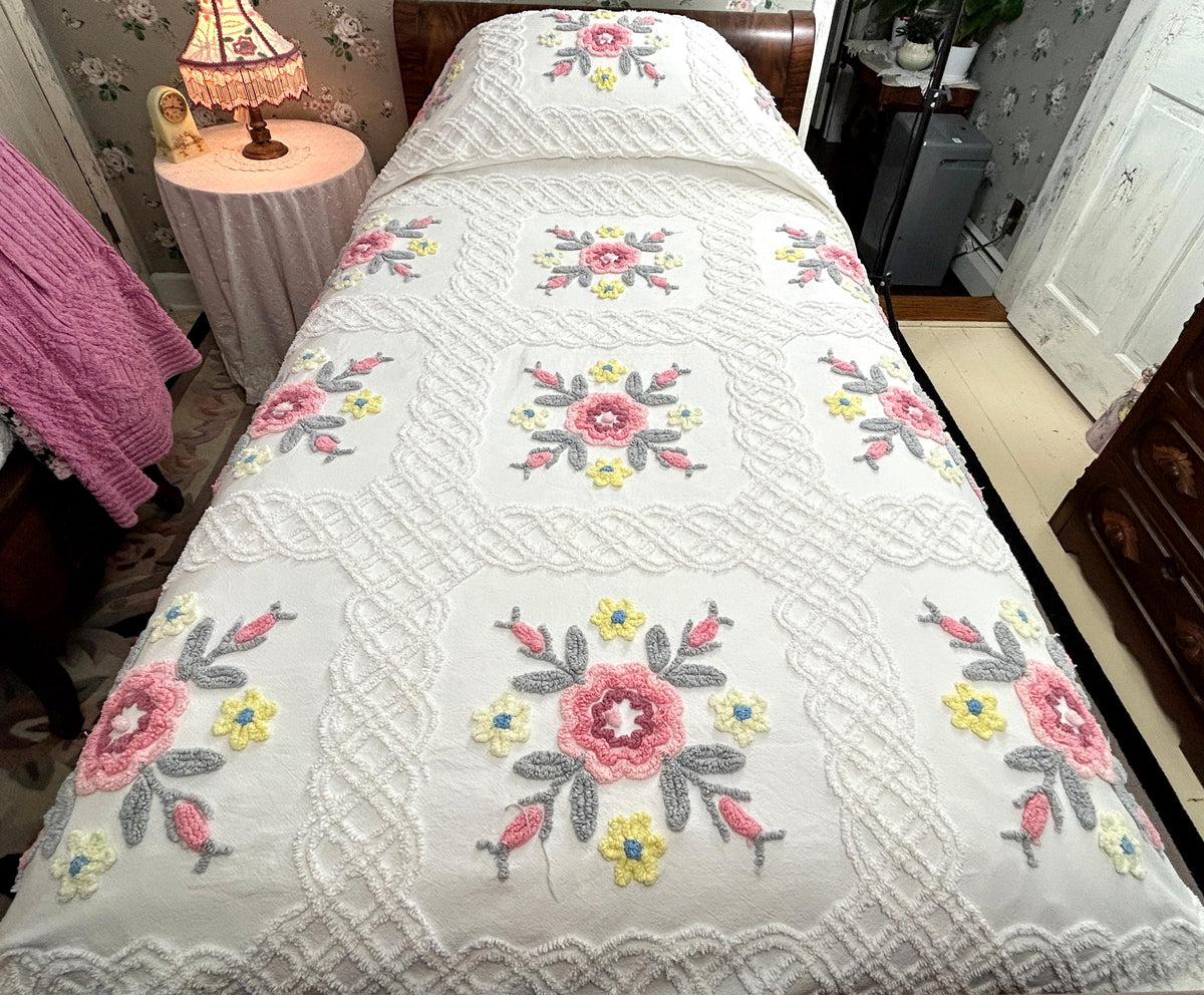 Vintage Chenille Bedspread Farmhouse Quilt Style Rose Floral Medallions Full Sz