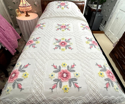 Vintage Chenille Bedspread Farmhouse Quilt Style Rose Floral Medallions Full Sz