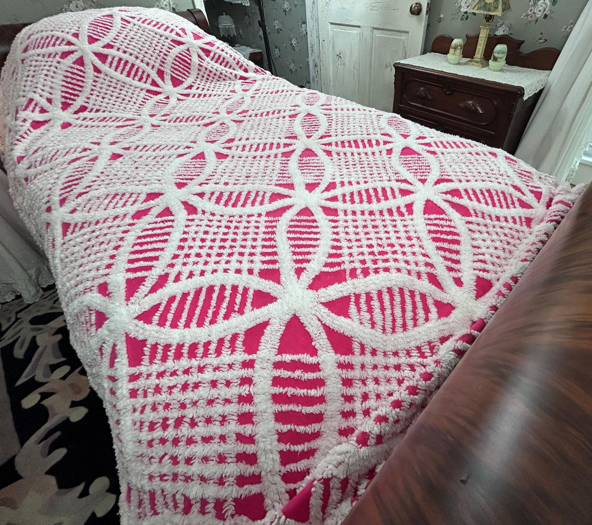 Powerful Pink Vintage Chenille Bedspread, White Wedding Rings & Fringe, Full Sz
