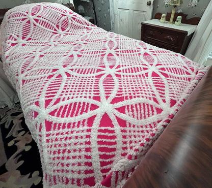 Powerful Pink Vintage Chenille Bedspread, White Wedding Rings & Fringe, Full Sz