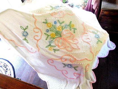 Cottage Style vintage Chenille Bedspread, Sculpted Florals Scalloped Hem, FULL Sz