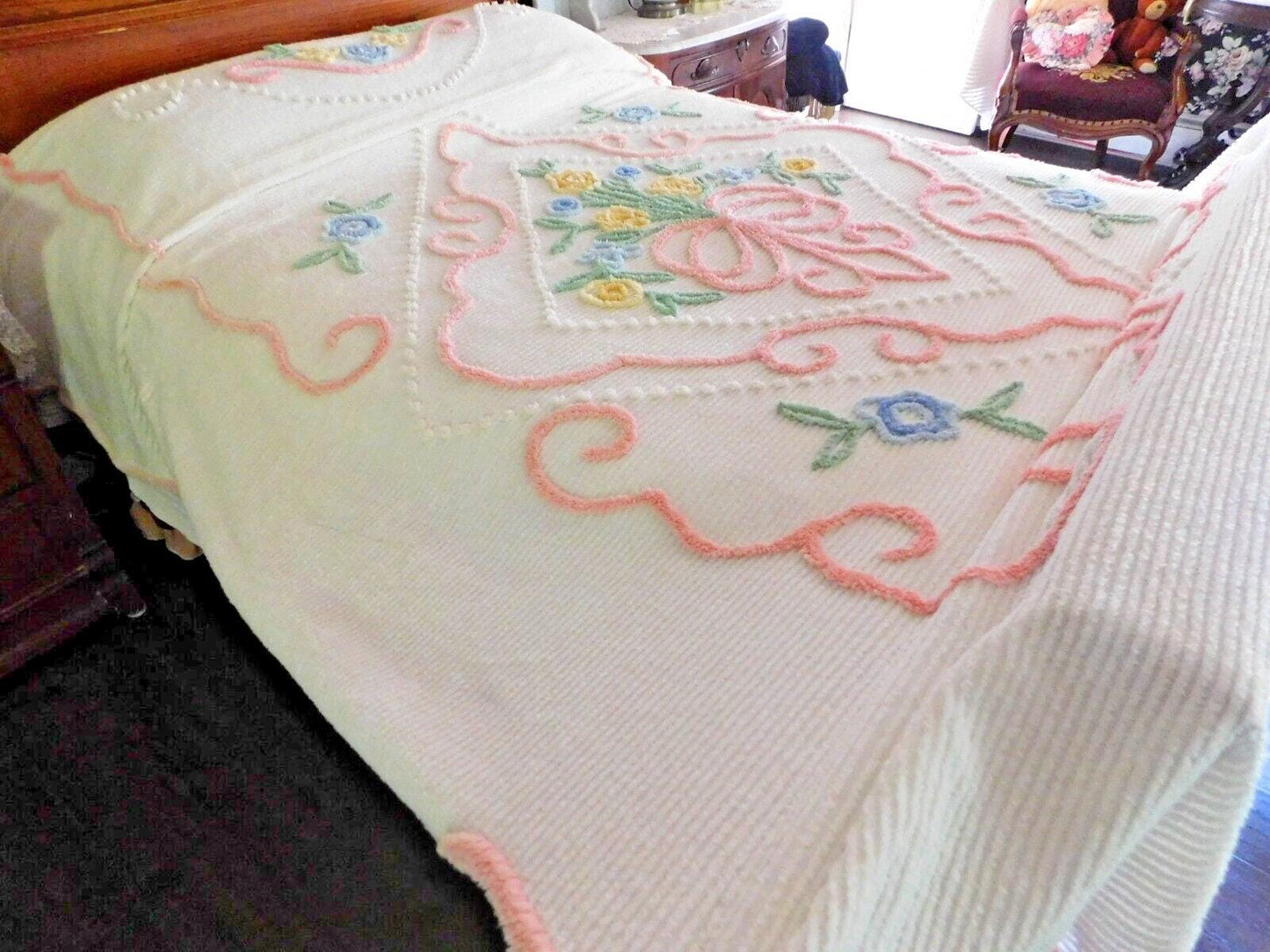 Cottage Style vintage Chenille Bedspread, Sculpted Florals Scalloped Hem, FULL Sz