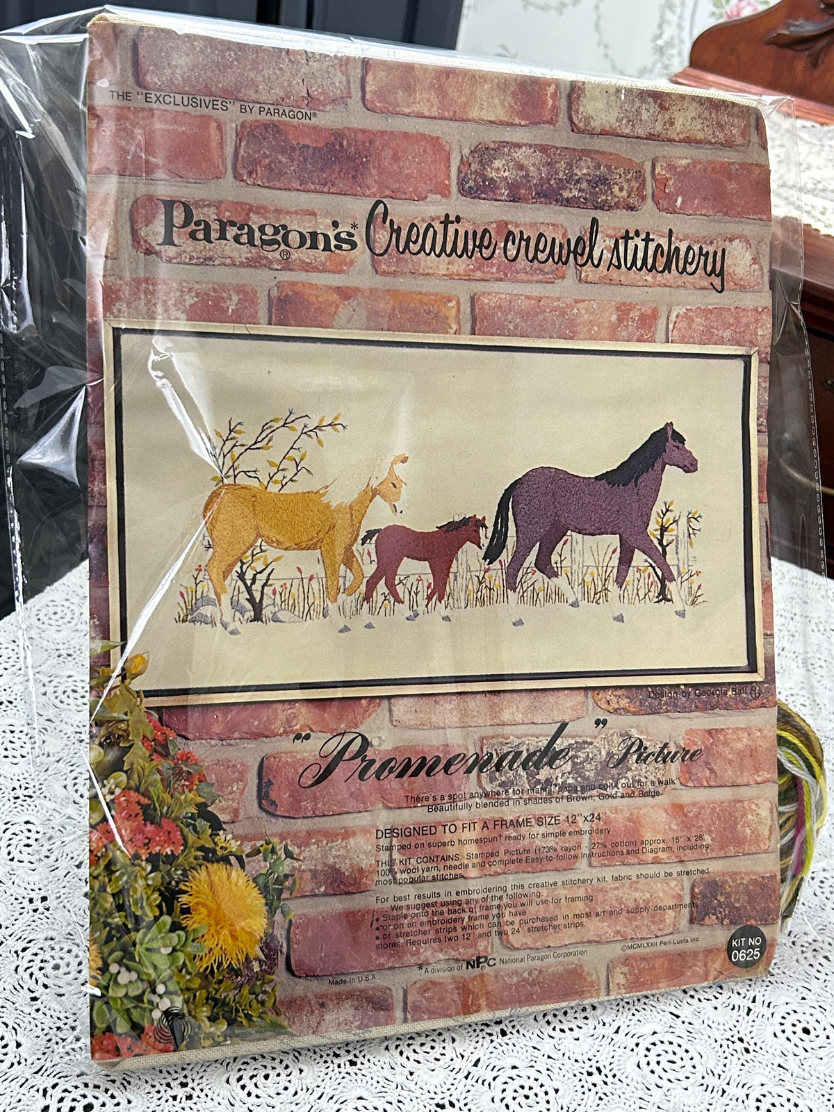 PROMENADE Crewel Stitchery Kit Horse Family Vintage Paragon 0625 Embroidery