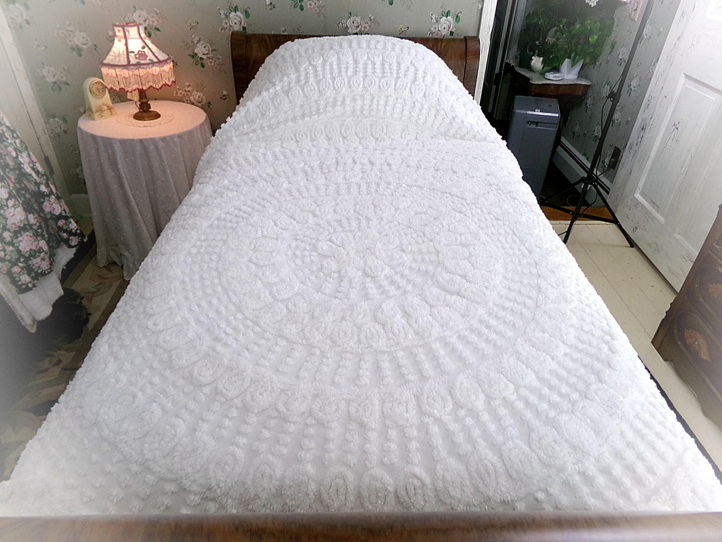 White Swirl Vintage Chenille Bedspread, Cotton Full Size Bedding, Accent Fringe