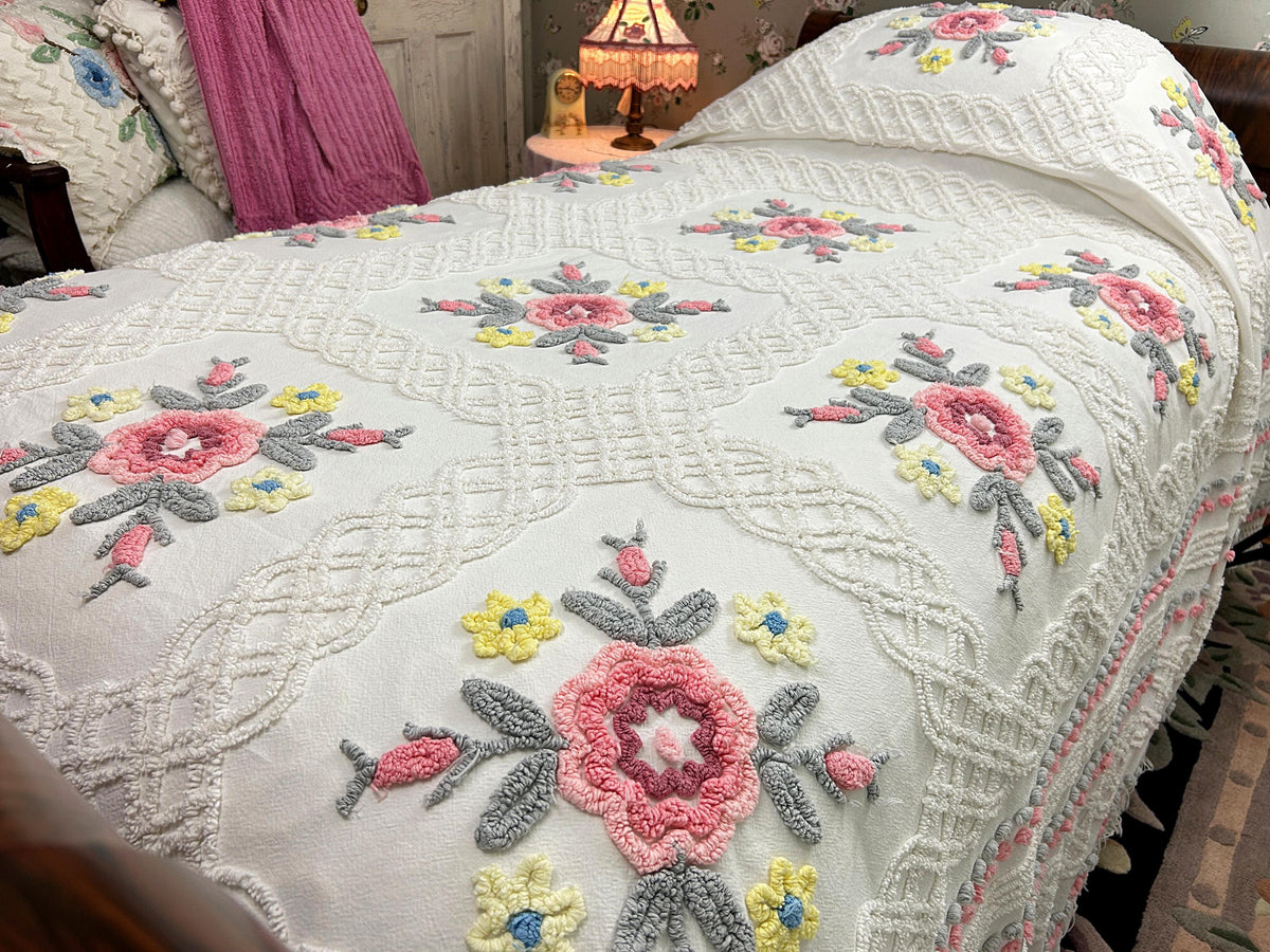 Vintage Chenille Bedspread Farmhouse Quilt Style Rose Floral Medallions Full Sz