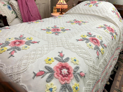 Vintage Chenille Bedspread Farmhouse Quilt Style Rose Floral Medallions Full Sz