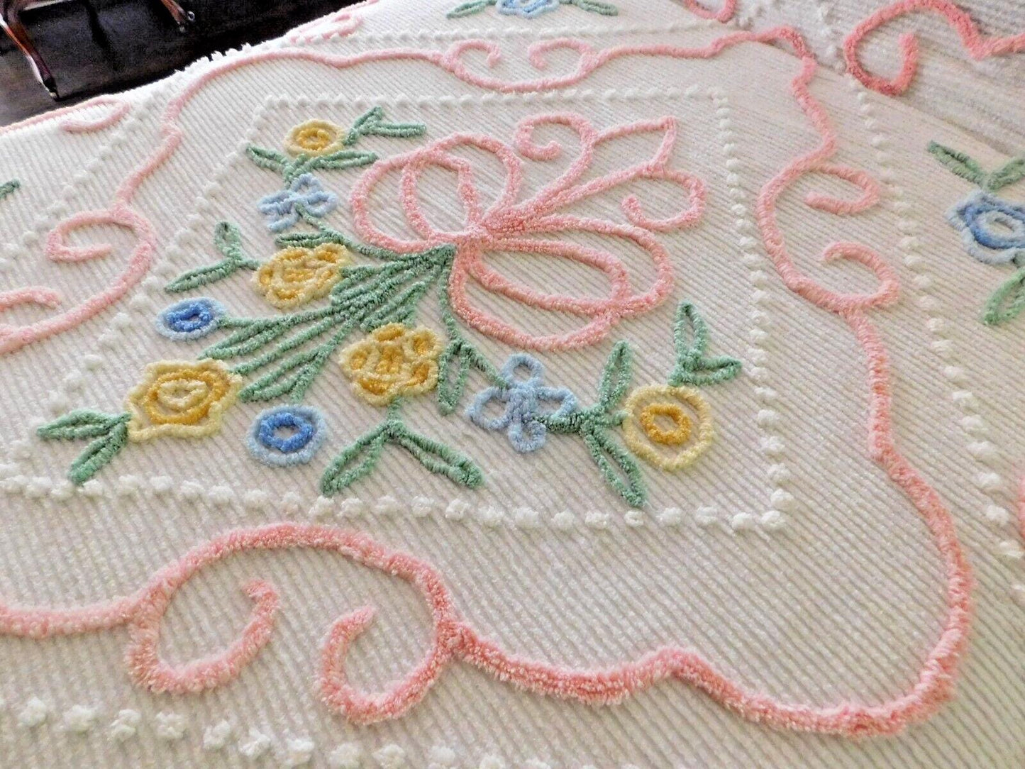 Cottage Style vintage Chenille Bedspread, Sculpted Florals Scalloped Hem, FULL Sz