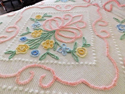 Cottage Style vintage Chenille Bedspread, Sculpted Florals Scalloped Hem, FULL Sz