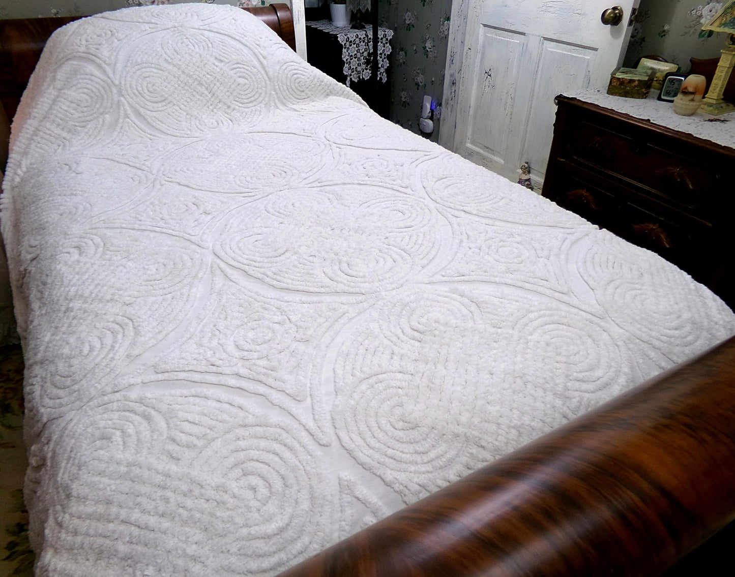 simple luxury vintage heavyweight chenille bedspread: plush white swirl tufts full size cotton bedding