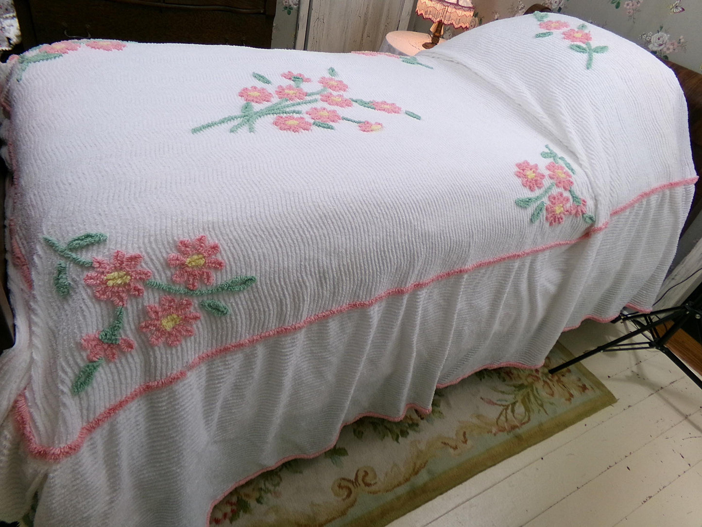vintage chenille bedspread: scattered pink daisies on white cotton, full size lightweight summer coverlet, ruffle skirt