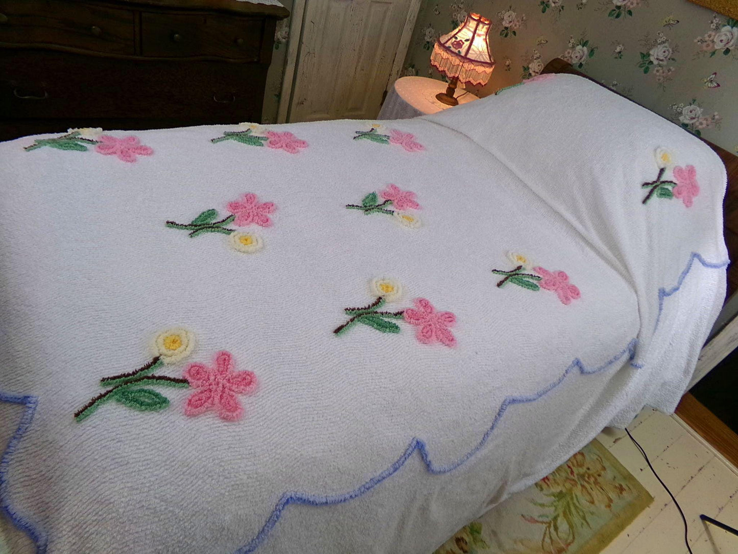 flower shower vintage chenille bedspread, pink daisies on white full size cotton coverlet, lightweight summer bedding, great for layering