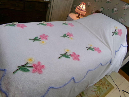 flower shower vintage chenille bedspread, pink daisies on white full size cotton coverlet, lightweight summer bedding, great for layering