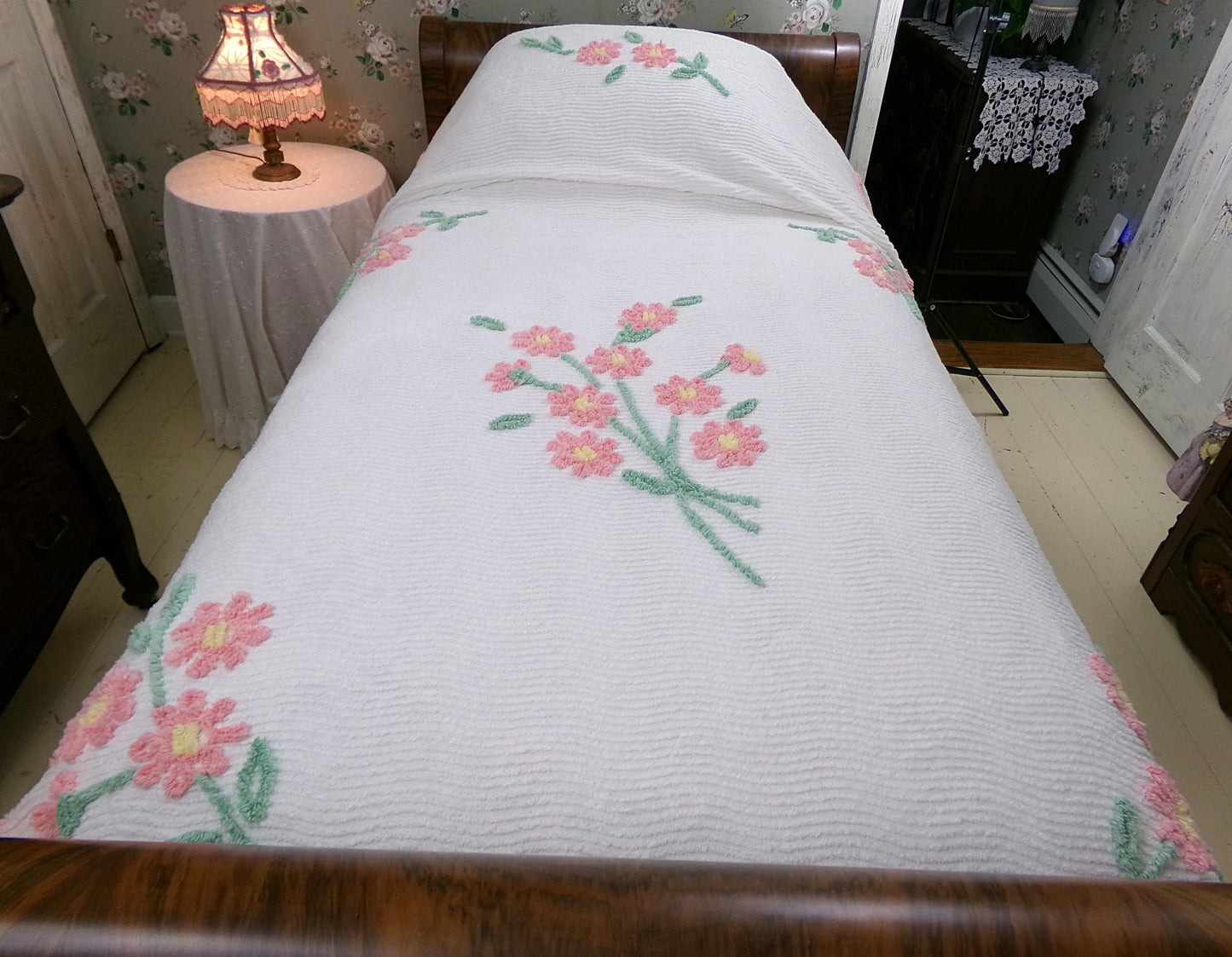 vintage chenille bedspread: scattered pink daisies on white cotton, full size lightweight summer coverlet, ruffle skirt