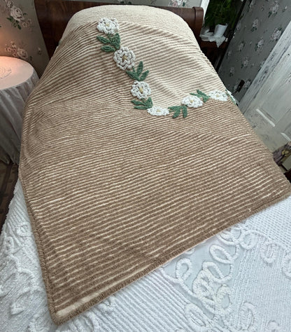 Vintage Chenille Bedspread Neutral Tan White Floral Rose Vine Cottage Farmhouse, FULL Sz