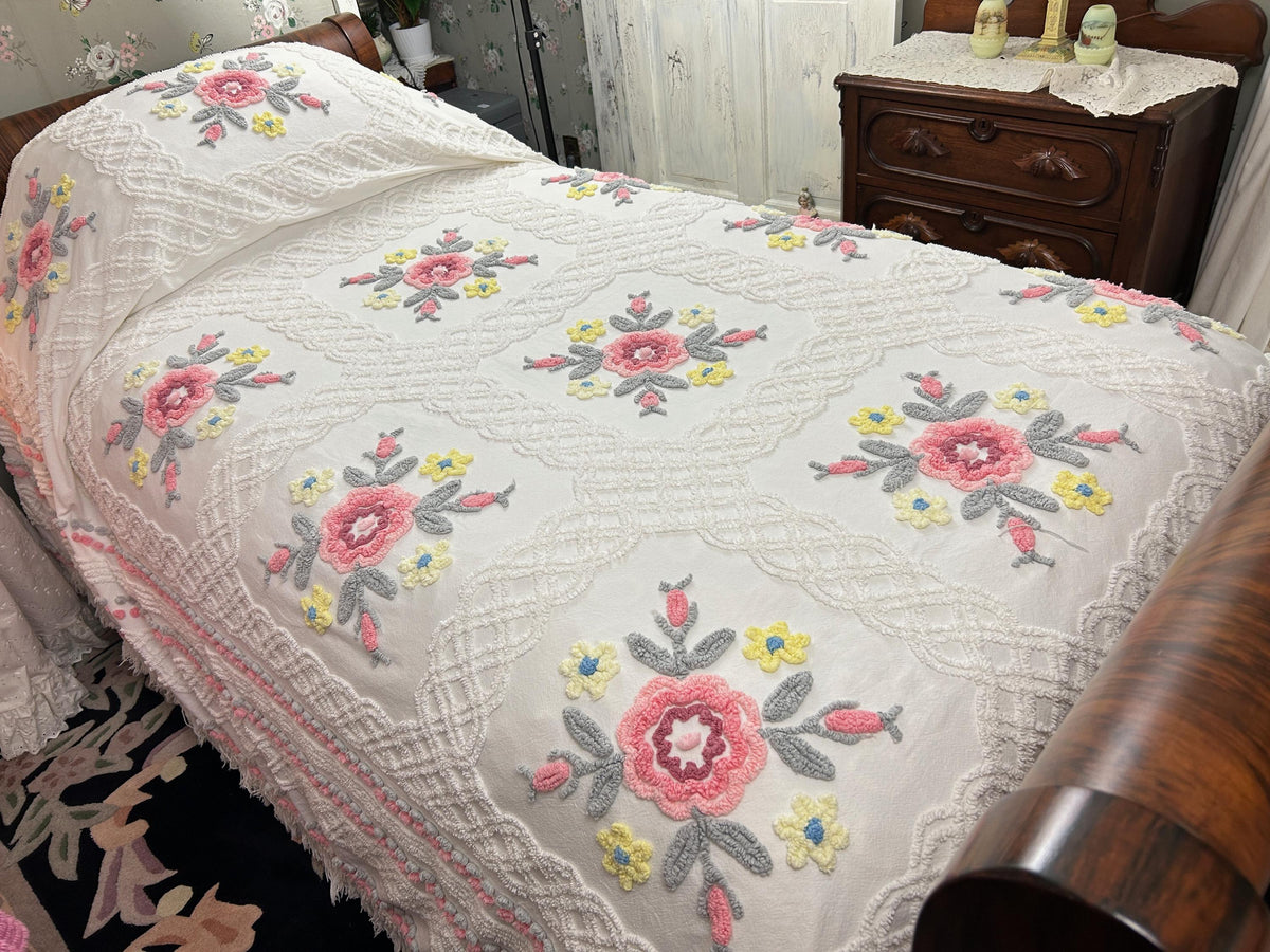 Vintage Chenille Bedspread Farmhouse Quilt Style Rose Floral Medallions Full Sz