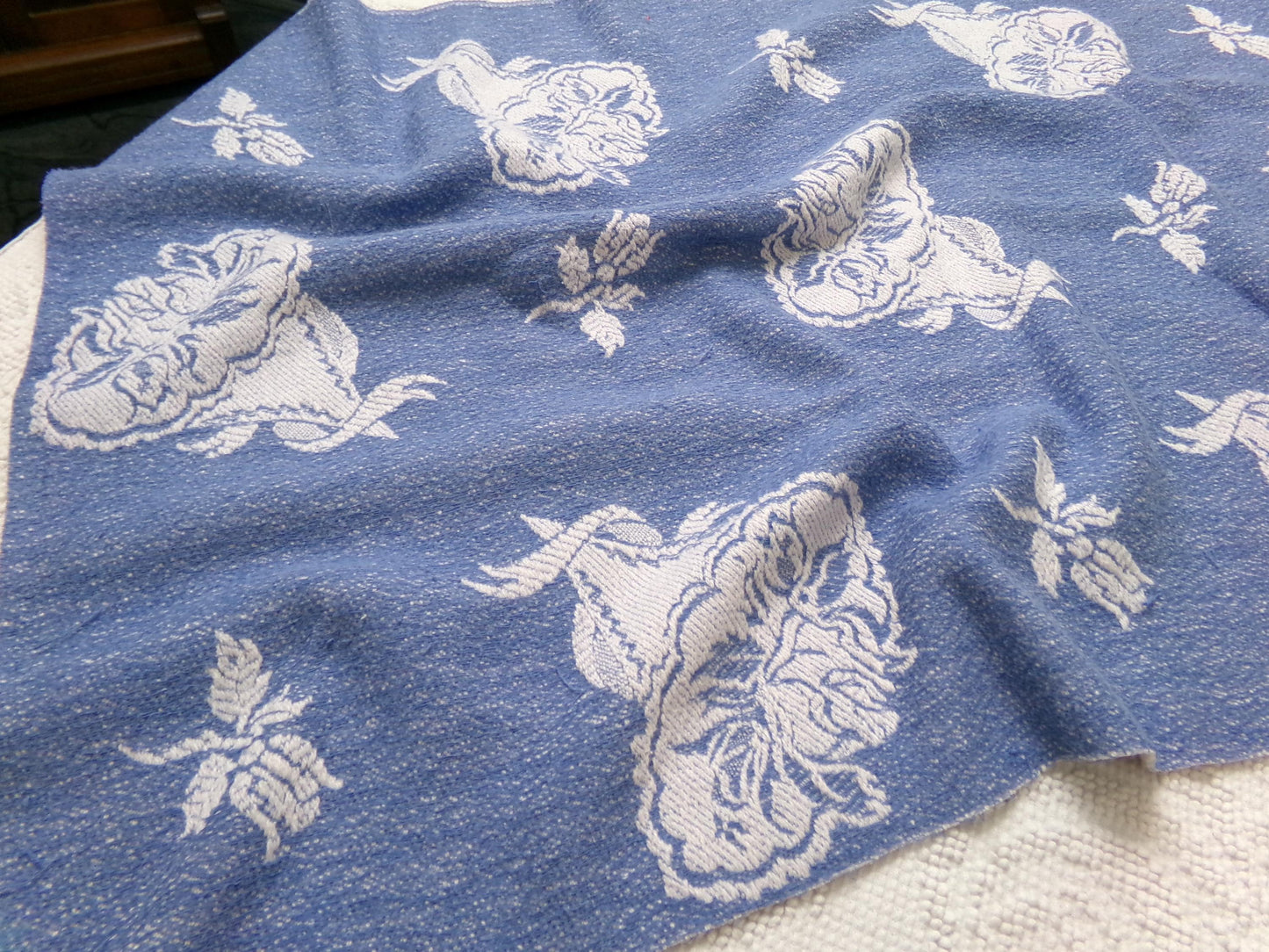 Vintage Woven Reversible Fabric Cabbage Rose Floral Blue White Cottage Chic 22x30