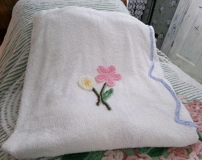 flower shower vintage chenille bedspread, pink daisies on white full size cotton coverlet, lightweight summer bedding, great for layering