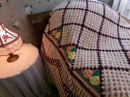 cozy plush vintage chenille bedspread, cute rosettes on quality 100% cotton, lots of thick tufts, full size cottage bedding