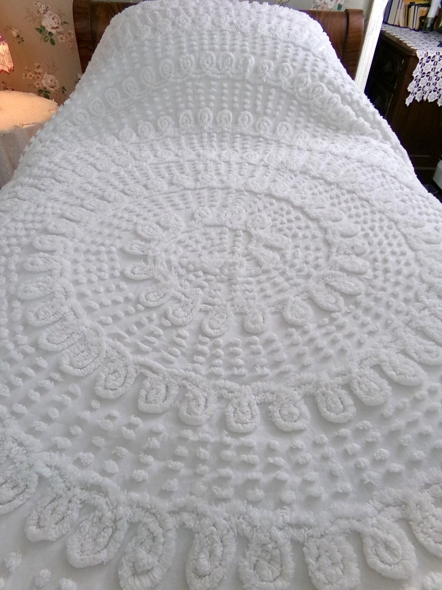 labyrinth white vintage chenille bedspread, elaborate swirl pop design, fringe accents, full size bedding