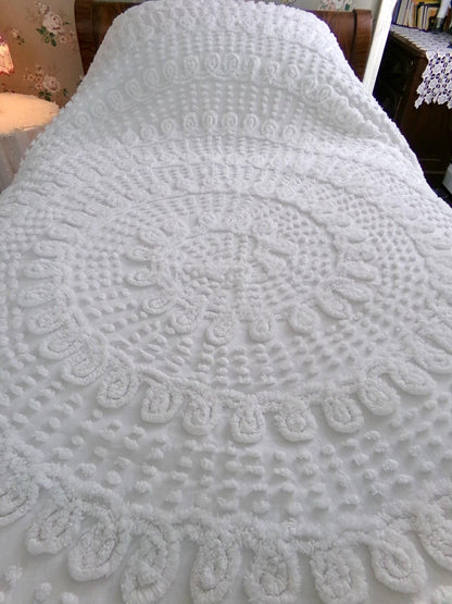 labyrinth white vintage chenille bedspread, elaborate swirl pop design, fringe accents, full size bedding